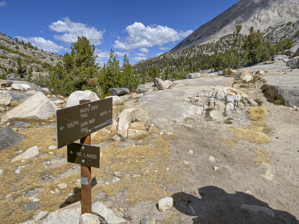 The trail junction on the other side of the Upper Rae Lakes Land Bridge